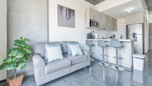 Comfort Suite, Balcony, City View | Ruang tamu | 55 inci sebuah televisyen pintar dengan digital 