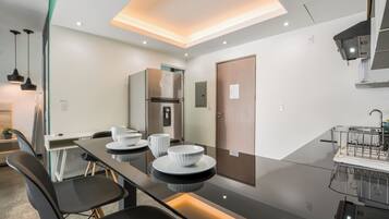 Business Studio, Balcony, City View | Private kitchen | Griddle