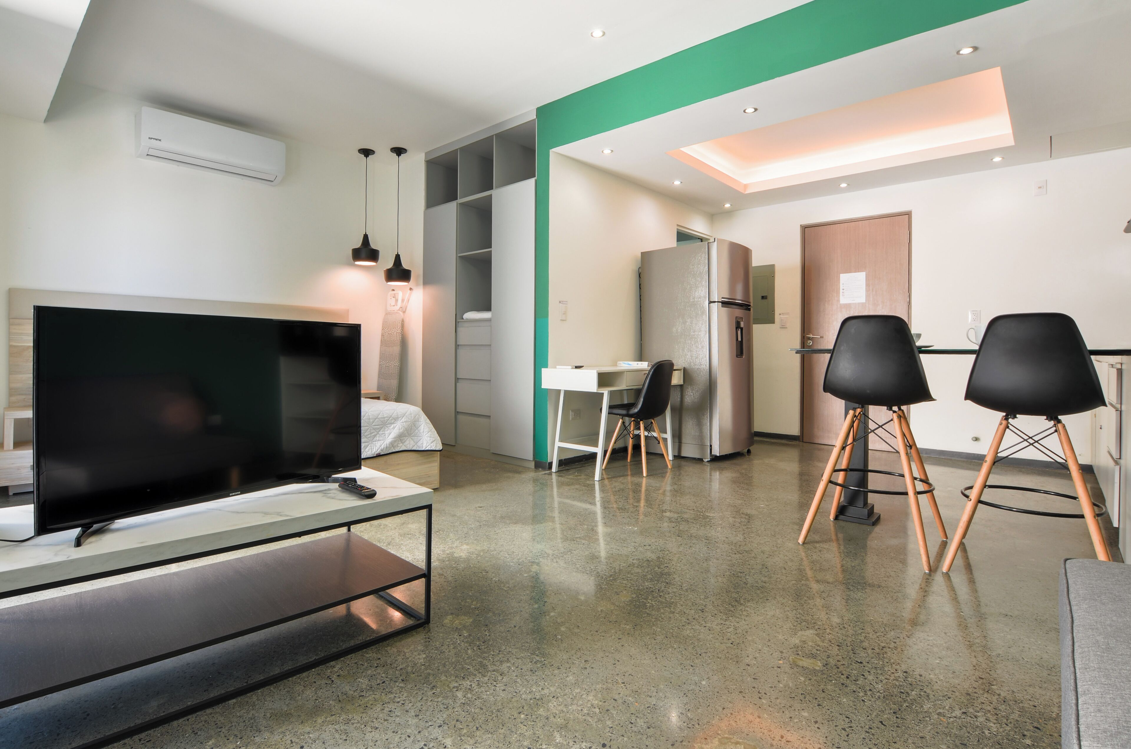 Estudio empresarial, balcón, vista a la ciudad | Área de sala de estar