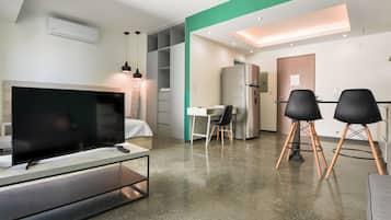 Estudio empresarial, balcón, vista a la ciudad | Área de sala de estar