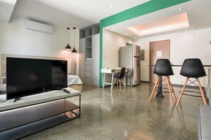 Business Studio, Balcony, City View | Living area