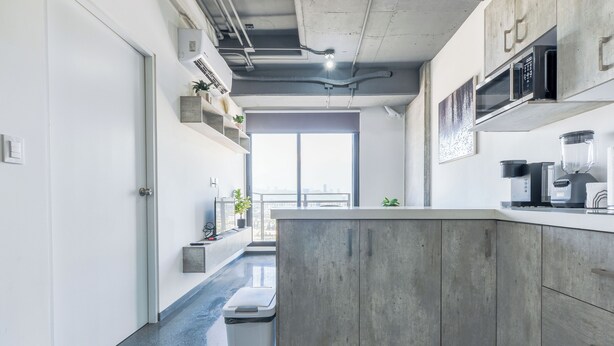 Comfort Suite, Balcony, City View | Dapur peribadi | Pemanggang 