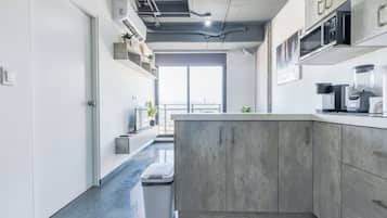 Comfort Suite, Balcony, City View | Private kitchen | Griddle