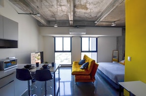 City Studio, Balcony, City View | Living area | 55-inch Smart TV with digital channels, streaming services - KYO Constella (Monterrey)