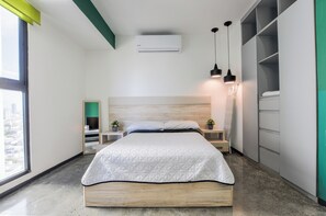 Estúdio empresarial, sacada, vista para a cidade | Ferros/tábuas de passar roupa, Wi-Fi de cortesia, roupa de cama
