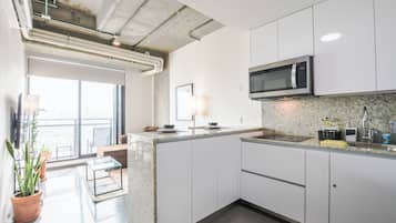 Suite junior, balcón, vista a la ciudad | Cocina privada