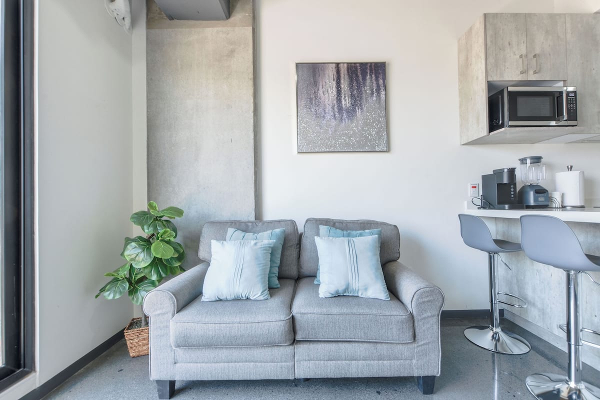 컴포트 스위트, 발코니, 시내 전망 | 거실 공간