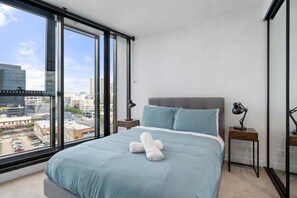 Room - Alfred Street Retreat | 2BR • Parking • Pool & Gym (Brisbane)