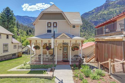 AlpLily Inn ~ Amphitheater Suite ~ 5 min walk to Ice Park Location ~ AC!