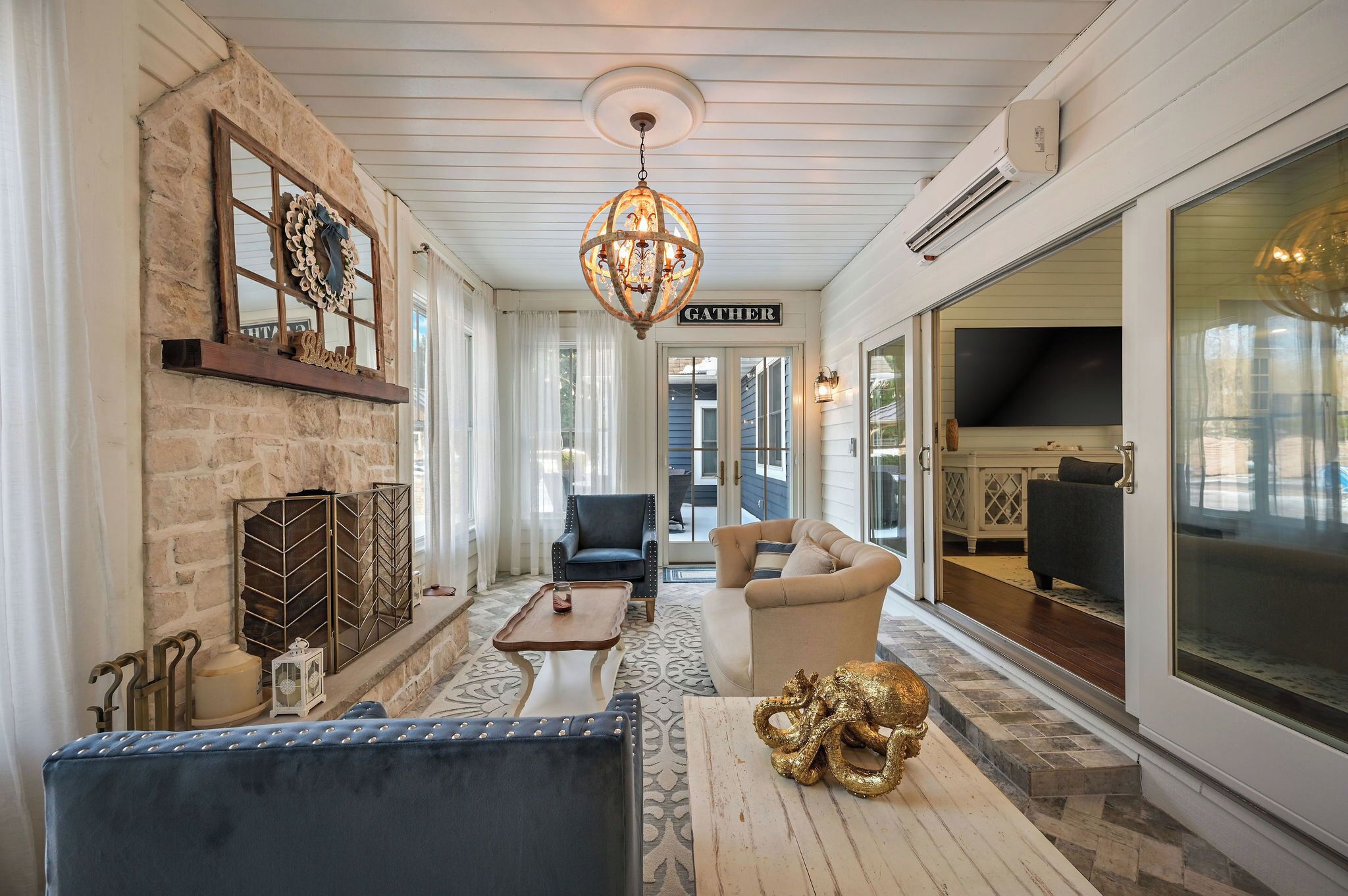 TV connectée, cheminée, livres, écrans d'ordinateur