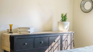 2 dormitorios, tabla de planchar con plancha, wifi gratis y ropa de cama