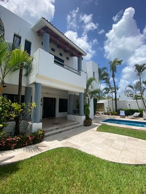 Exterior - Fabulous 4-bedroom Home, 900 Meters from Ocean in Cozumel (San Miguel de Cozumel)