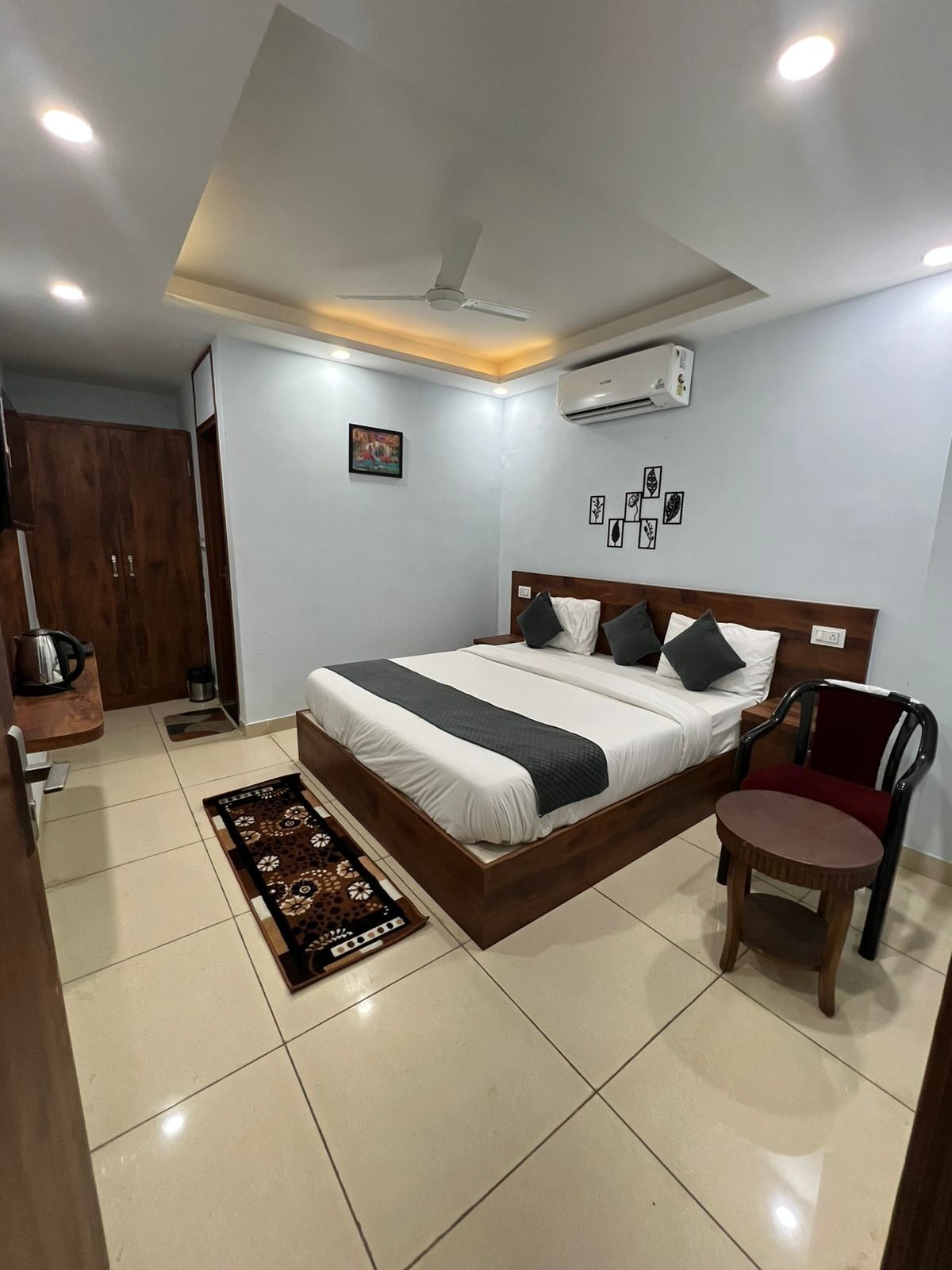 Safe på rommet, skrivebord og wi-fi (inkludert)