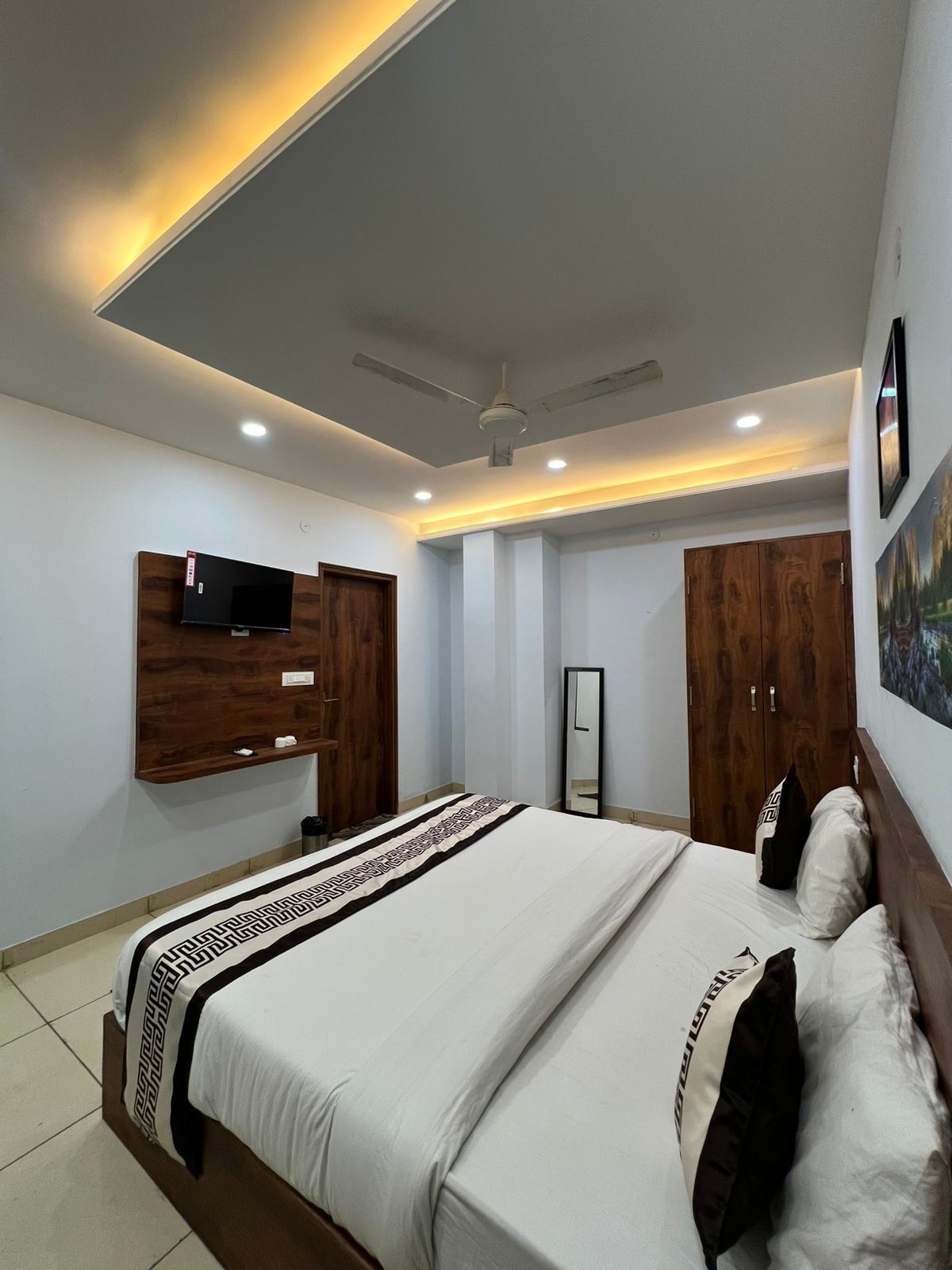 In-room safe, desk, free WiFi