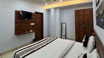 In-room safe, desk, free WiFi