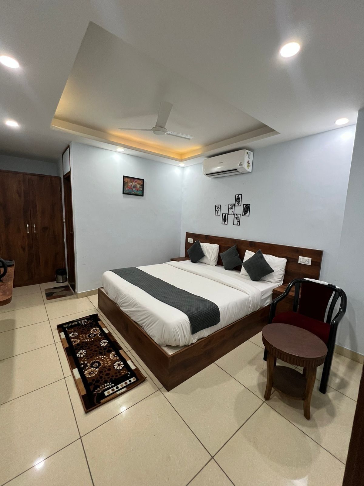 Safe på rommet, skrivebord og wi-fi (inkludert)