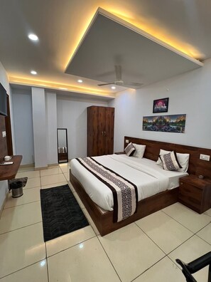 In-room safe, desk, free WiFi