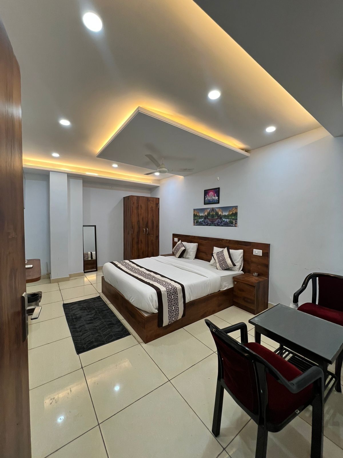 In-room safe, desk, free WiFi