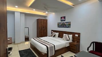 In-room safe, desk, free WiFi