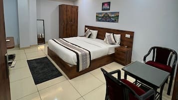 Safe på rommet, skrivebord og wi-fi (inkludert)