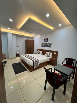 Brankas, meja kerja, dan Wi-Fi gratis