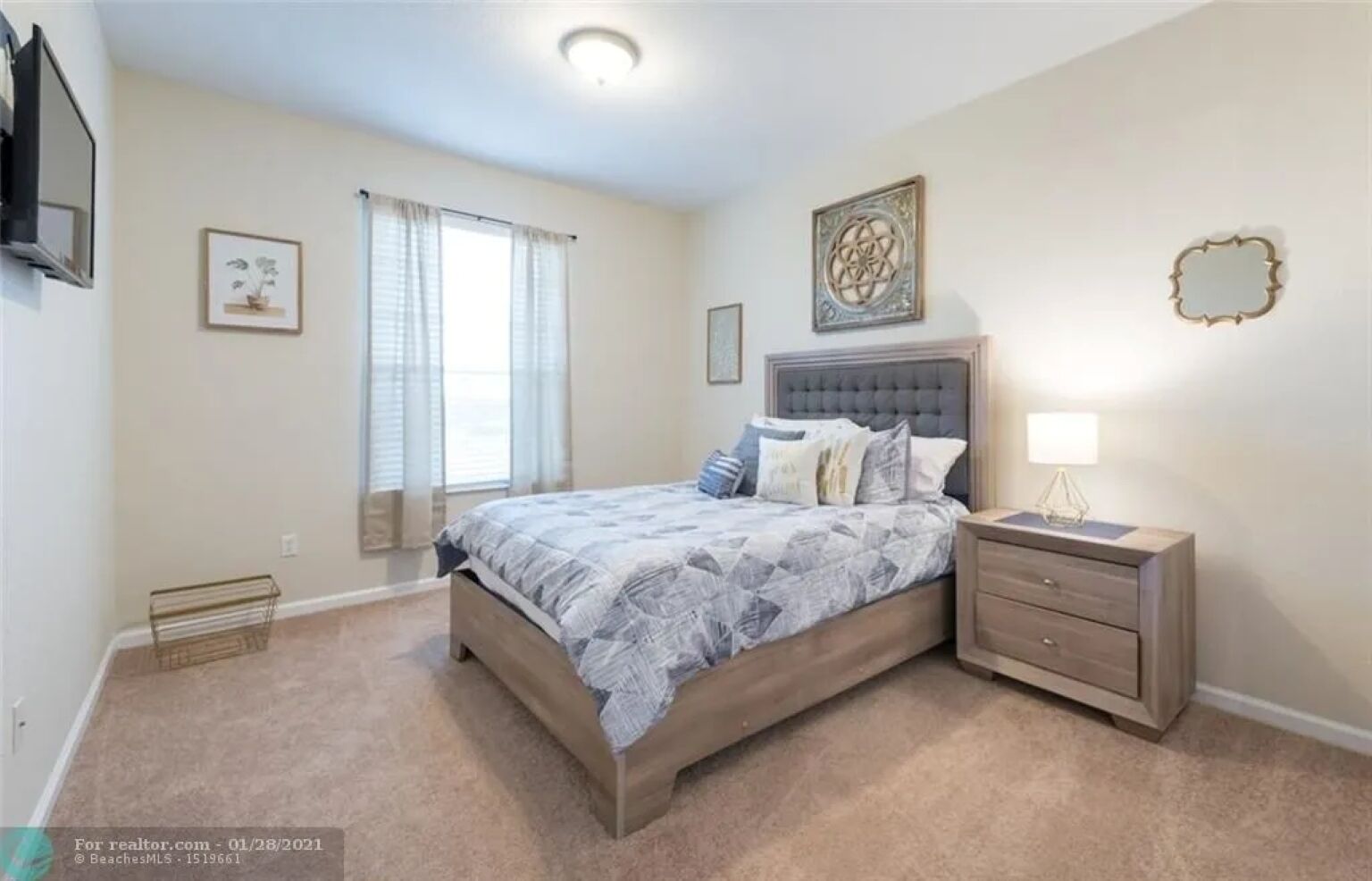 Iron/ironing board, travel crib, free WiFi, bed sheets