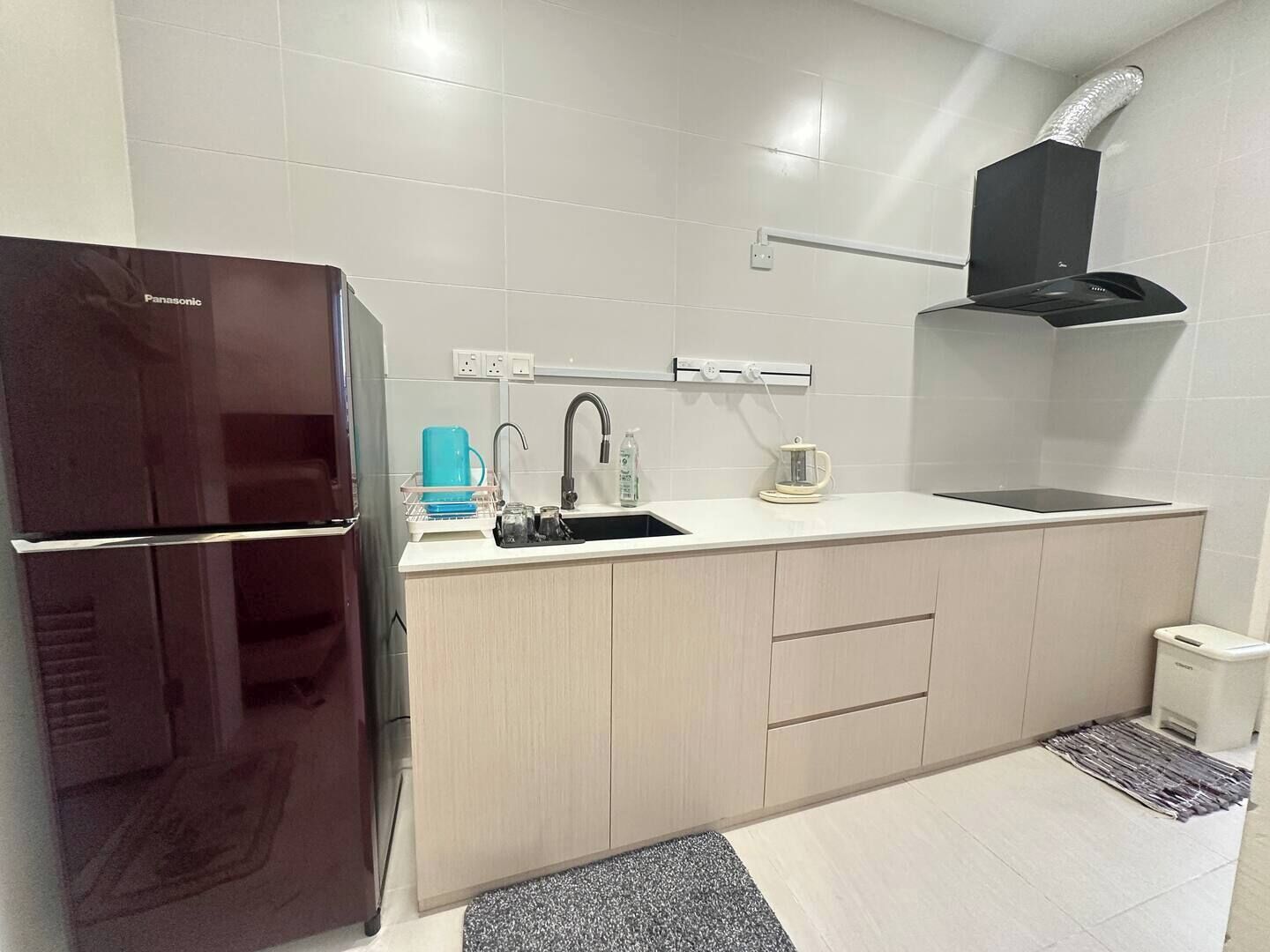 Réfrigérateur, plaque de cuisson, bouilloire électrique