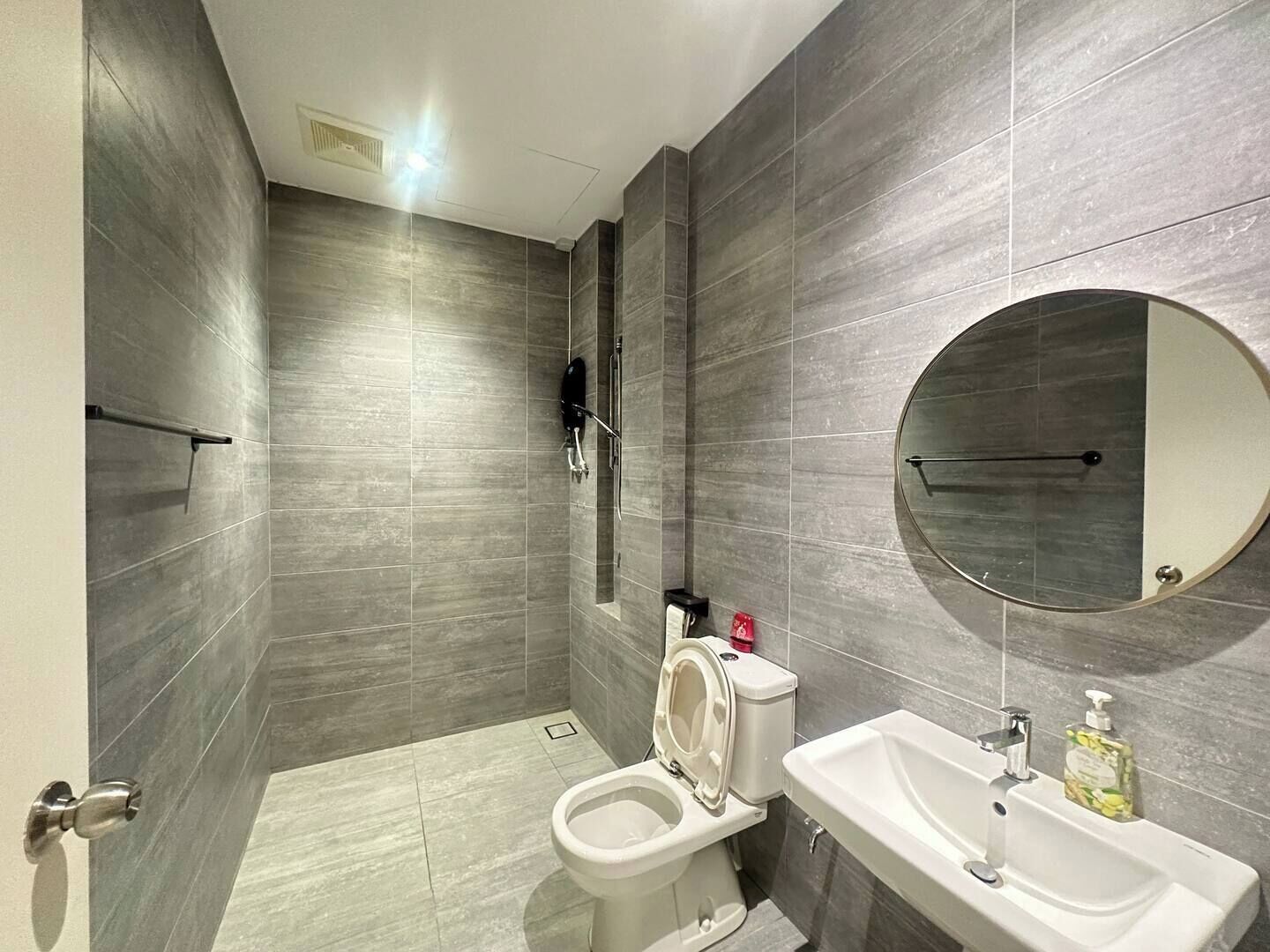 Douche, sèche-cheveux, serviettes fournies, savon