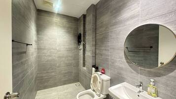 Douche, sĂšche-cheveux, serviettes fournies, savon