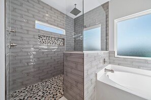 Dusche, Haartrockner, Handtücher