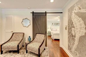 Tabla de planchar con plancha, wifi gratis y ropa de cama 