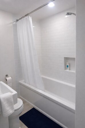 Haartrockner, Handtücher, Seife, Toilettenpapier