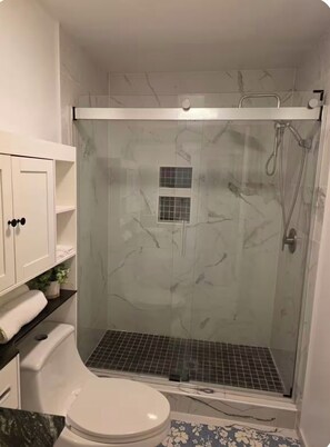 Pyyhkeet, saippua, vessapaperi