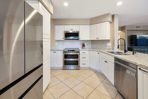 Comfort-Dreibettzimmer | Eigene Küche | Kühlschrank, Mikrowelle, Ofen, Herdplatte