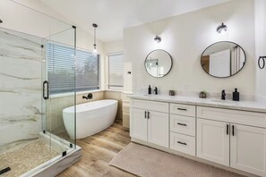 Habitació triple Comfort | Bany | Banyera i dutxa independents, tovalloles, sabó i xampú 