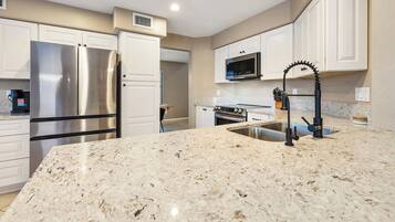 Comfort Triple Room | Private kitchen | Fridge, microwave, oven, stovetop