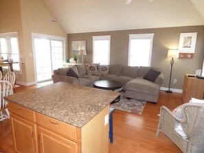 Smart TV - 4BR Retreat • Rooftop Deck • Walk to Beach & Boardwalk (Ocean City)