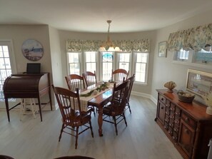Dining - Comfortable Southend 4BR Condo • Sleeps 8 • Deck, Parking & Outdoor Shower (Ocean City)