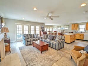 Smart TV, fireplace - Comfortable Southend 4BR Condo • Sleeps 8 • Deck, Parking & Outdoor Shower (Ocean City)