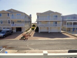 Property grounds - Comfortable Southend 4BR Condo • Sleeps 8 • Deck, Parking & Outdoor Shower (Ocean City)