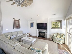 Televisión y chimenea 