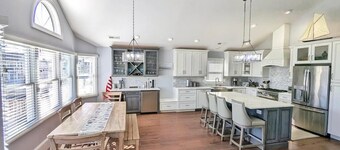 Bright & Airy Southend 4BR Condo • Sleeps 10 • Rooftop Deck