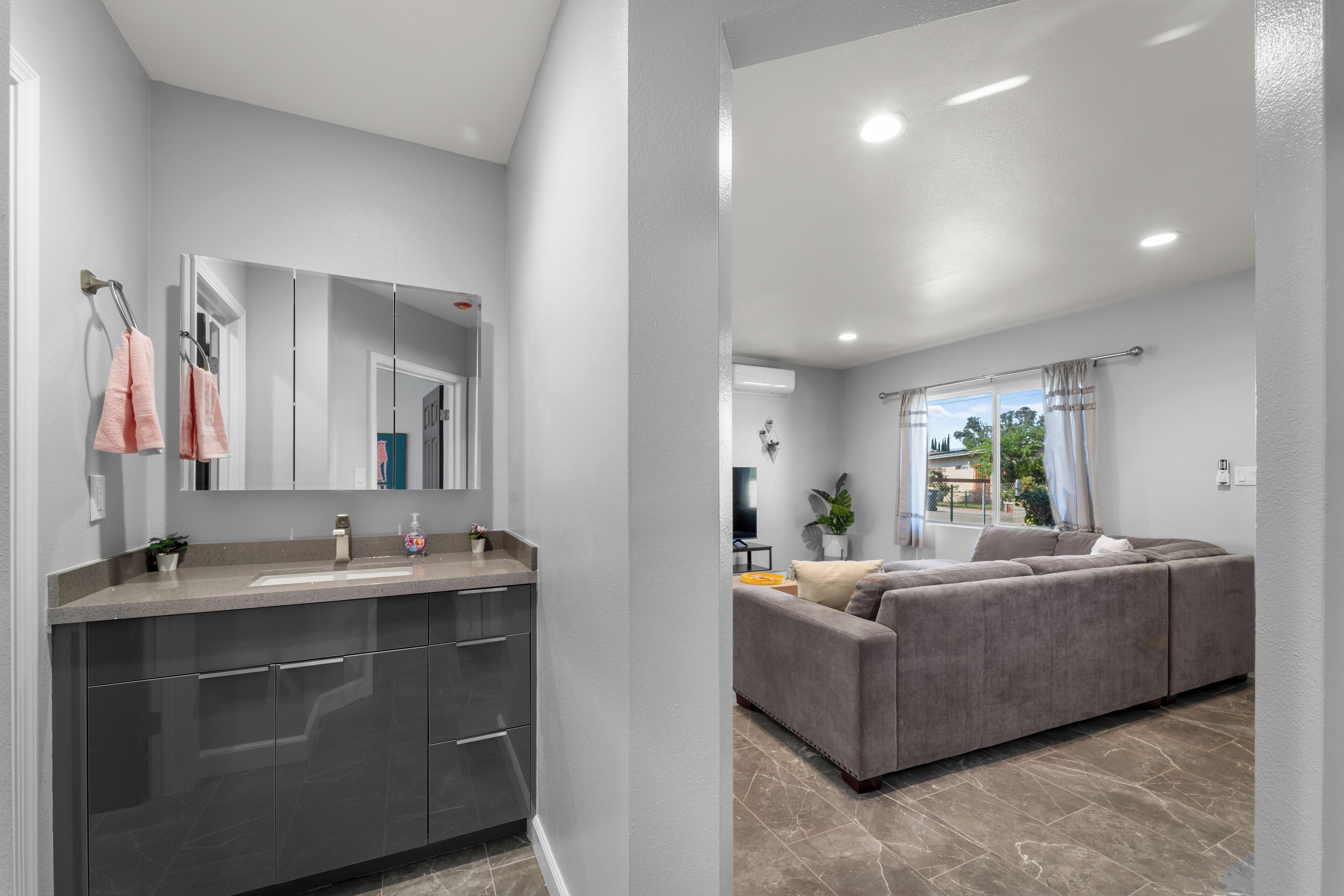 Sèche-cheveux, serviettes fournies, savon, papier toilette