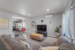 TV - Tranquil 2-bedroom house with AC in pleasant Rosemead (Rosemead)