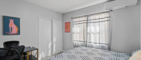 Een strijkplank/strijkijzer, wifi, beddengoed