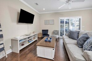 TV - Close to Island Amenities (St. Simons Island)