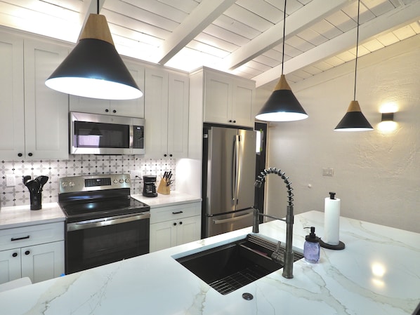 Private kitchen - Bell Rock Retreat: Style and Comfort - Walk to Trails (Sedona)
