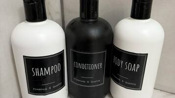 Trois bouteilles de produits d’hygiène personnelle sont posées sur une étagère.