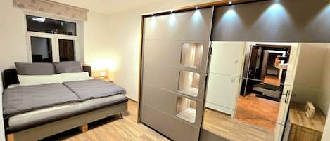 アイロン / アイロン台、WiFi (無料)、ベッドシーツ