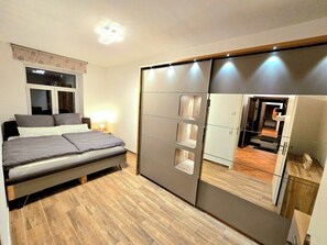 Tabla de planchar con plancha, wifi gratis y ropa de cama 